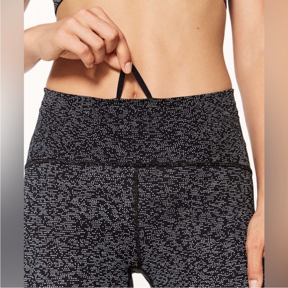 Lululemon Train Times 7/8 Pant 25" in Soundwave White Black / Black Size 6 - Picture 5 of 9